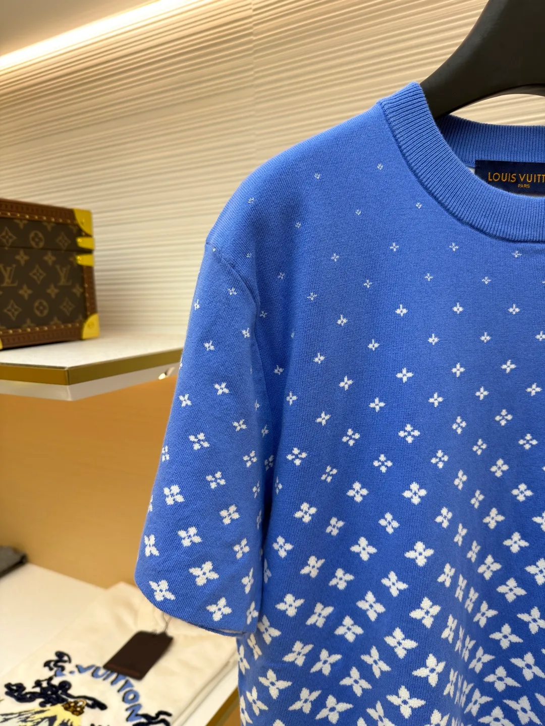 LOUIS VUITTON Snowy Woolen Short Sleeves ●Original version: Purchased and developed at 8850 ●Item number: 1681574-A55 ●Fabric: combed cotton fabric ●Technology: woolen fabric ●Color: blue ●Version: fitted version ●Weight: about 360 grams ●Size: XS-S-M-L ●Description: The wool material is made of [60/2 high count and high density (100% fully combed cotton yarn) yarn]. From a technical point of view, combed cotton will clean up excess impurities during the production process, making the woven items look smoother and high-end; compared to pure cotton, combed cotton is less prone to fluffing and pilling; pure cotton clothes are good, but there is a lot of rayon. Although the quality is not easy to pill, it is easy to shrink and deform; compared with pure cotton fabrics, combed cotton fabrics are more comfortable to wear and breathable, but the texture, washability, deformation resistance and wear resistance of combed cotton fabrics are much higher than pure cotton, and the texture of combed cotton fabrics is finer than that of ordinary pure cotton. The unit price of the yarn is high, and the quality is higher. The fabric pieces are woven using [a 47W imported Stoll 16-needle ultra-fine machine from Germany], which is woven at a parallel and even speed with reference to the original two-color jacquard structure. [It takes 270 minutes to knit one piece]. During the weaving, [3 sand spits] are used to alternately knit back and forth. The number of knitting rows for a single front garment hanging wool is as high as 6352 rows; Only after the inspection can we carry out [seam selection], [washing], [hand-made original main label], wash mark, details including the height of the wash mark, stitching method, and final ironing. Only after the general inspection can we package and ship. It will not be like those ordinary computerized flat knitting machines. In order to rush the goods, the speed is turned to the limit, and the stitches of the knitted garments are different in size, code and pattern. The overall wiring is straight and delicate, the fabric is comfortable and soft, and the color is consistent without color difference. It can be matched with the same style to create a fashionable look and control various occasions. Customized accessories, complete with three standards, same style for men and women!